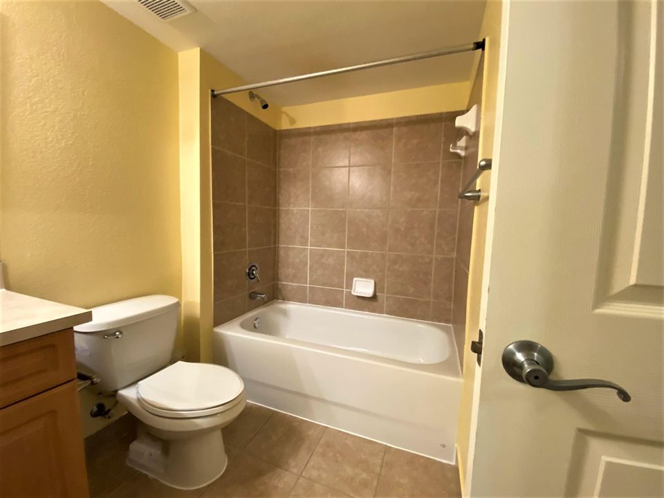 For Rent: $2,100 (2 beds, 2 baths, 880 Square Feet)