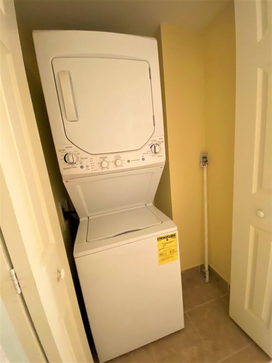 For Rent: $2,100 (2 beds, 2 baths, 880 Square Feet)