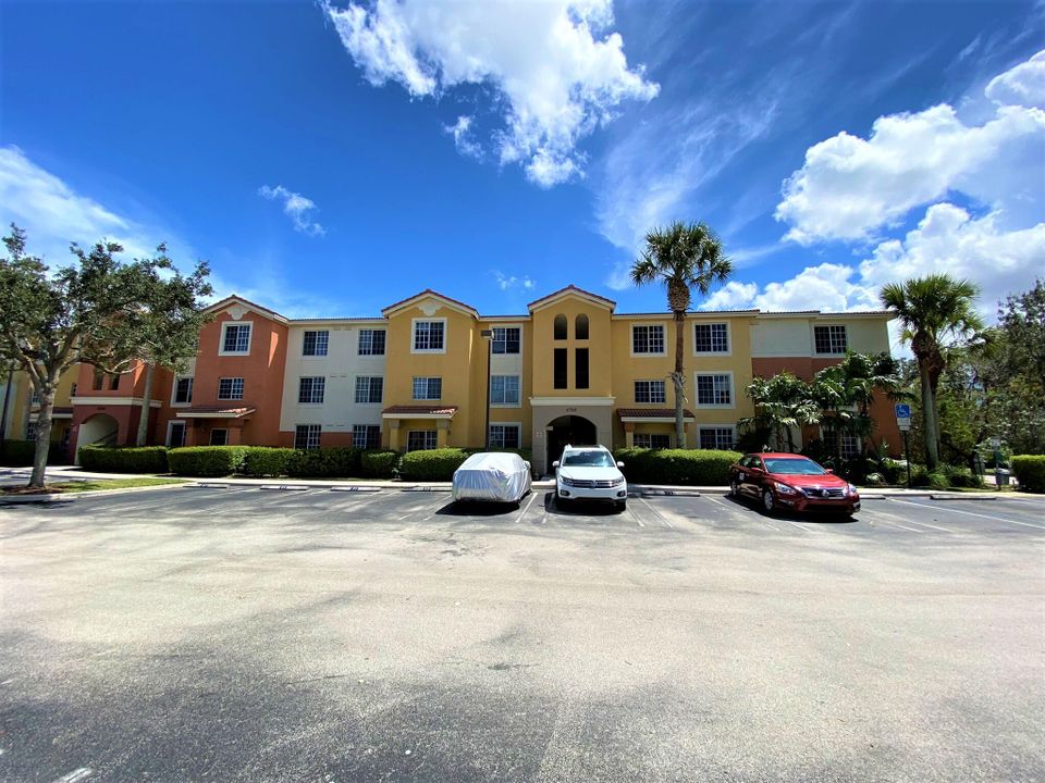 For Rent: $2,100 (2 beds, 2 baths, 880 Square Feet)