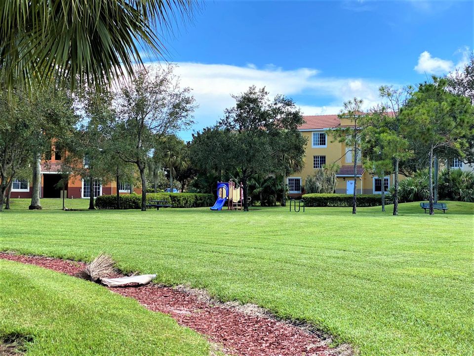 For Rent: $2,100 (2 beds, 2 baths, 880 Square Feet)