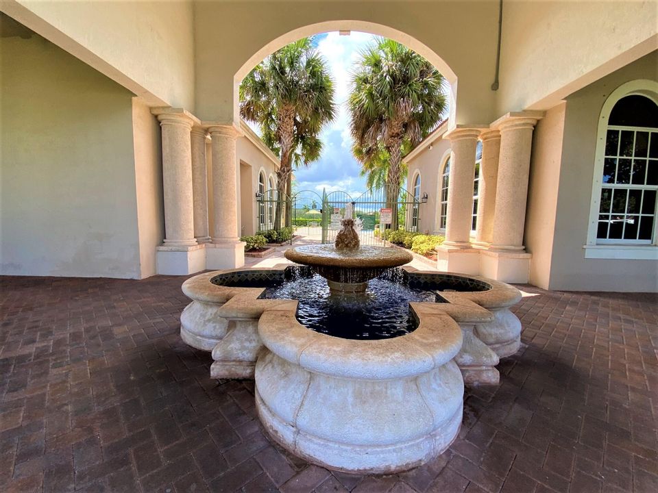 For Rent: $2,100 (2 beds, 2 baths, 880 Square Feet)