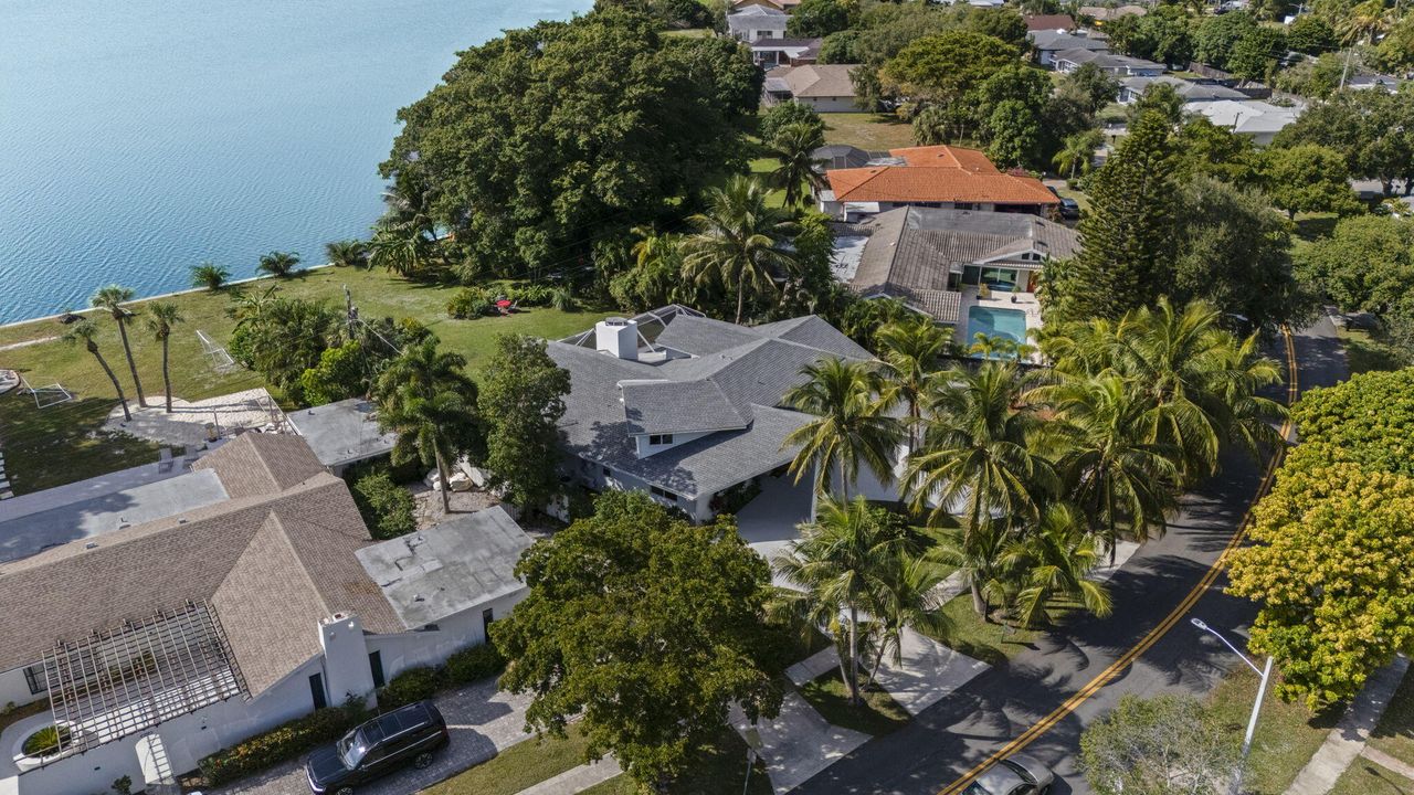 На продажу: $1,750,000 (6 спален, 4 ванн, 3611 Квадратных фут)