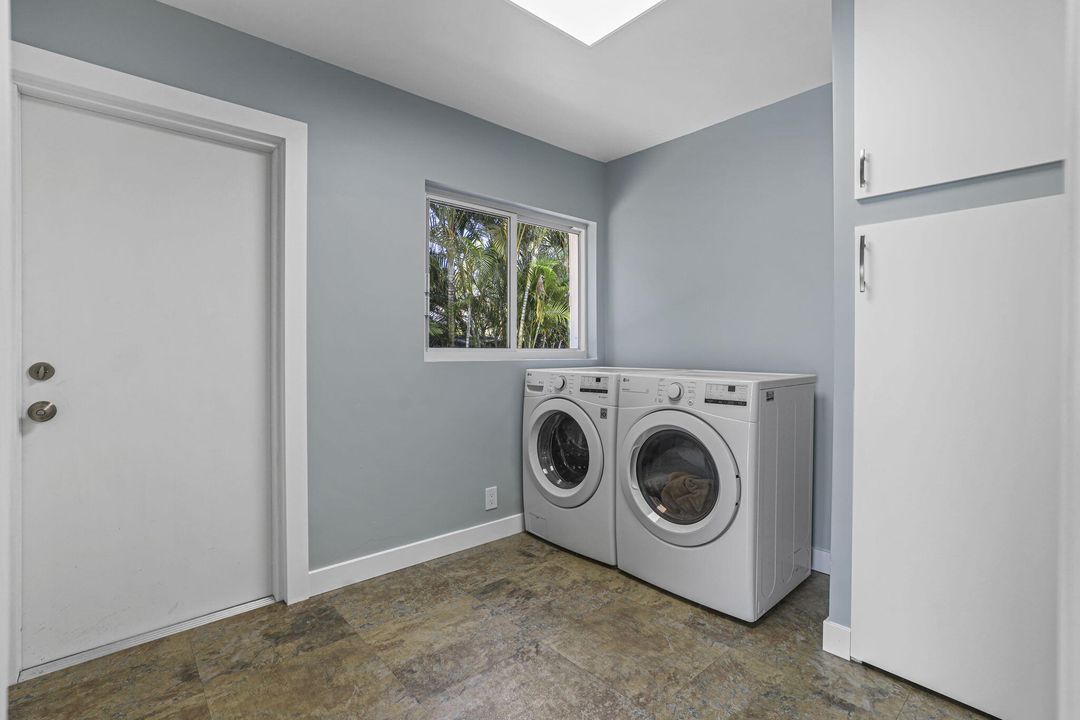 На продажу: $1,750,000 (6 спален, 4 ванн, 3611 Квадратных фут)