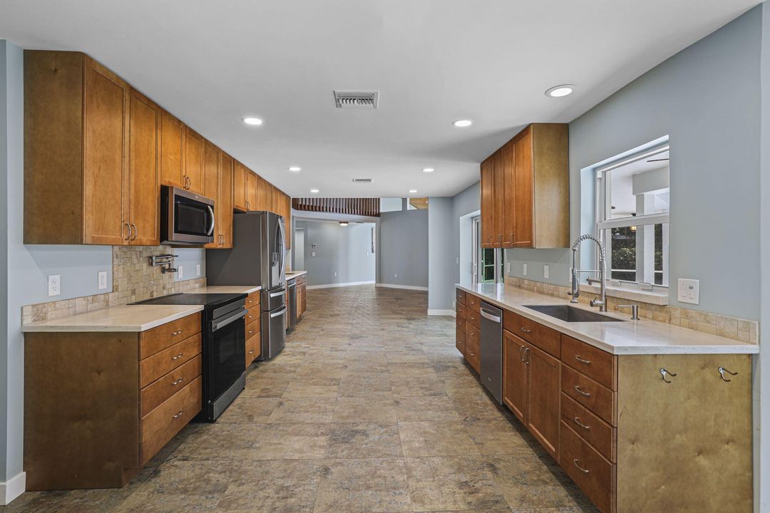 На продажу: $1,750,000 (6 спален, 4 ванн, 3611 Квадратных фут)