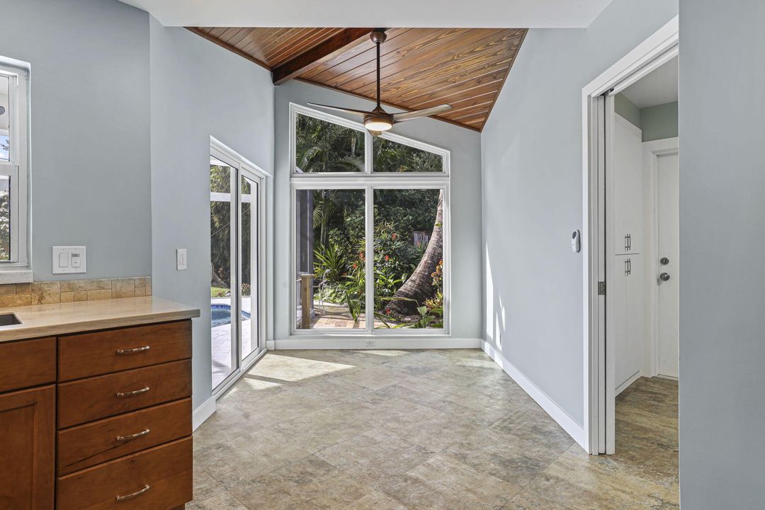 На продажу: $1,750,000 (6 спален, 4 ванн, 3611 Квадратных фут)