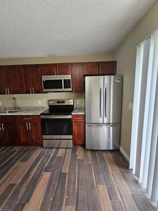 For Rent: $2,300 (3 beds, 1 baths, 1312 Square Feet)