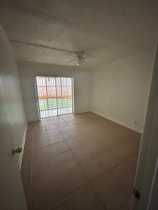 Activo con contrato: $1,550 (2 camas, 1 baños, 900 Pies cuadrados)