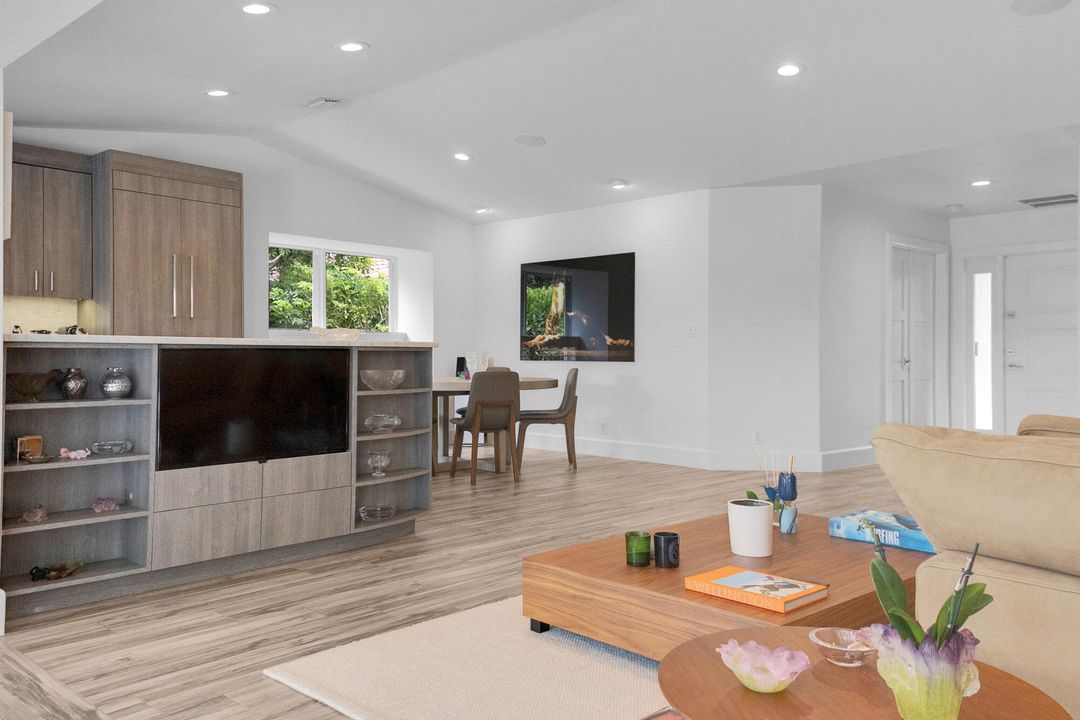 待售: $1,250,000 (2 贝兹, 2 浴室, 1347 平方英尺)