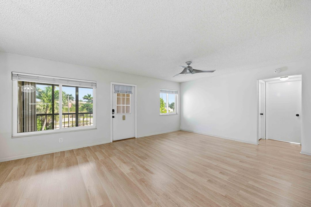 For Sale: $167,000 (2 beds, 1 baths, 935 Square Feet)