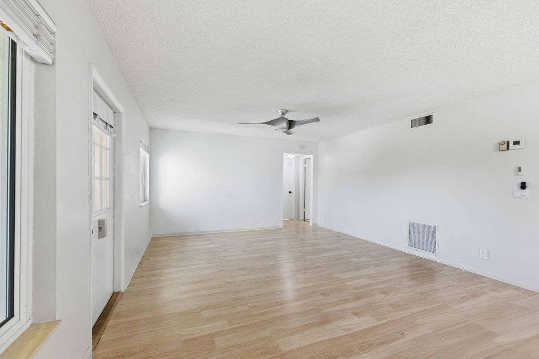 For Sale: $167,000 (2 beds, 1 baths, 935 Square Feet)