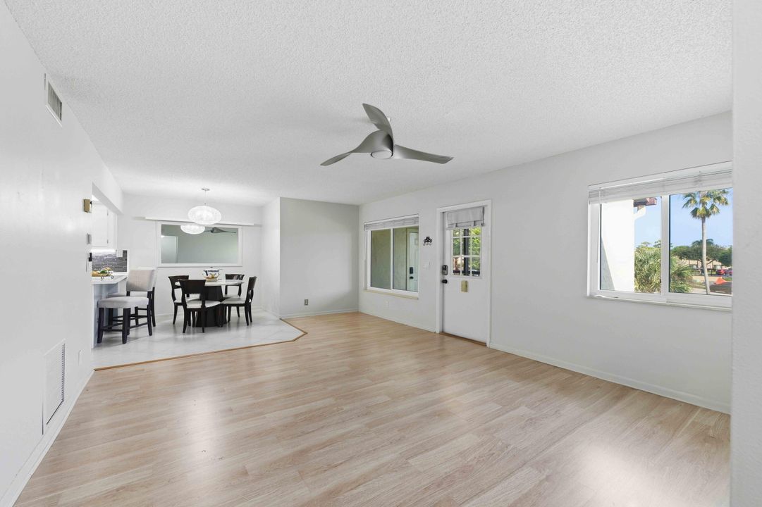 For Sale: $167,000 (2 beds, 1 baths, 935 Square Feet)