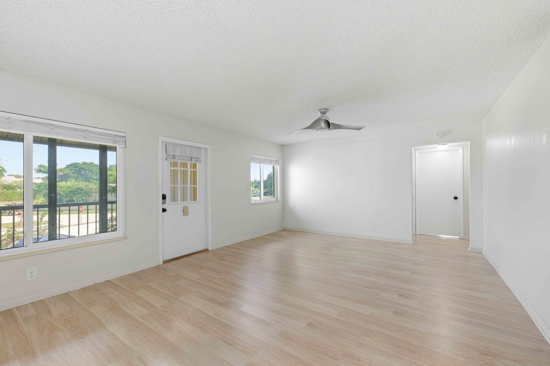 For Sale: $167,000 (2 beds, 1 baths, 935 Square Feet)