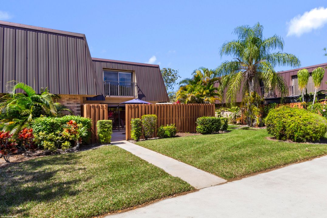 For Sale: $279,900 (2 beds, 2 baths, 1288 Square Feet)