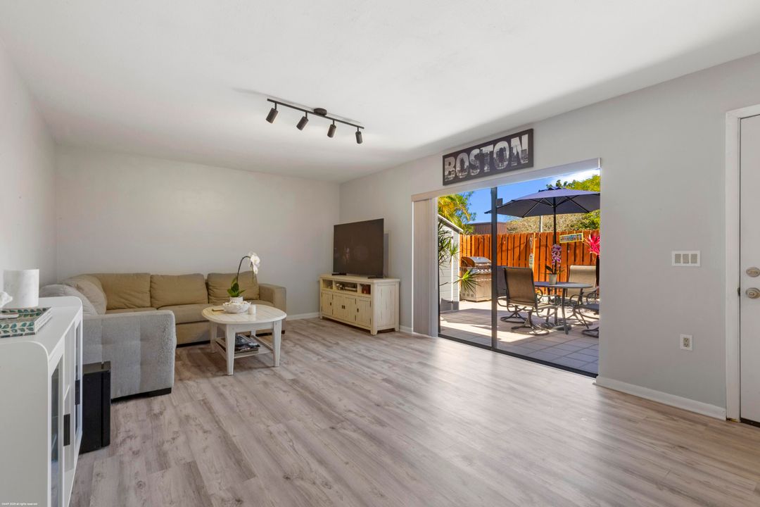 For Sale: $279,900 (2 beds, 2 baths, 1288 Square Feet)