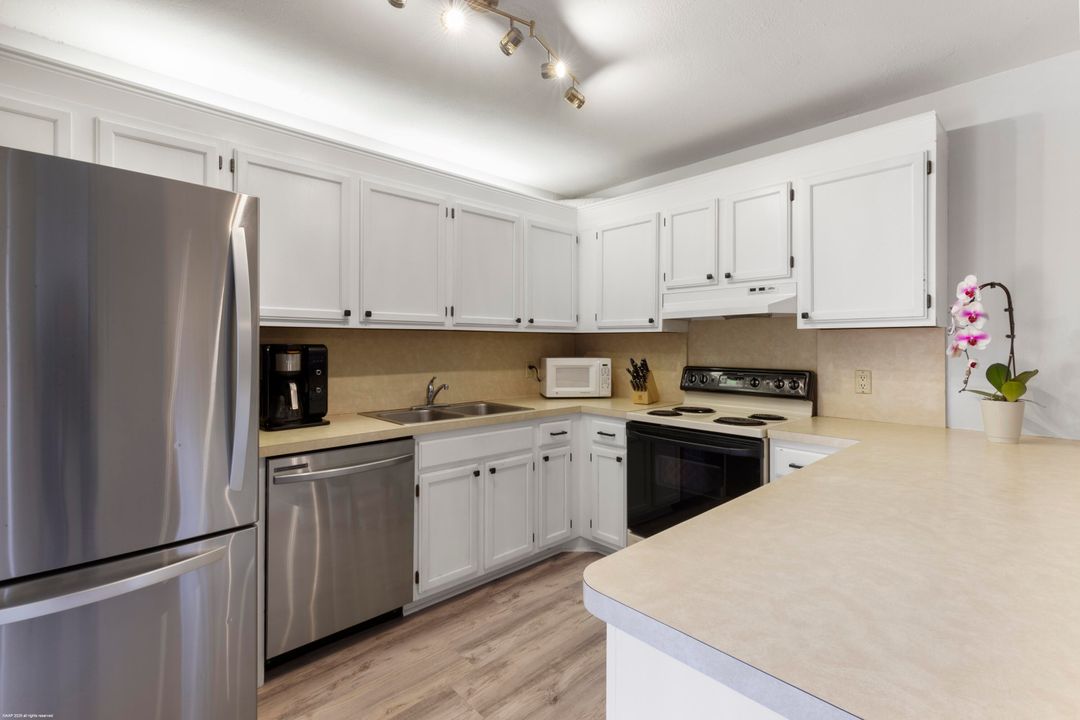 For Sale: $279,900 (2 beds, 2 baths, 1288 Square Feet)