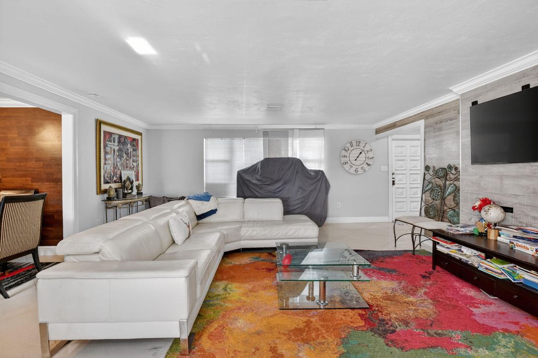 En Venta: $999,900 (5 camas, 3 baños, 2196 Pies cuadrados)