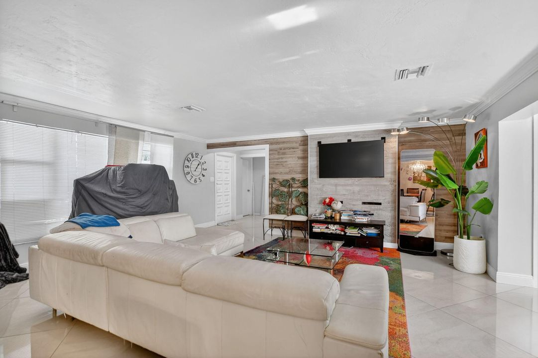 En Venta: $999,900 (5 camas, 3 baños, 2196 Pies cuadrados)