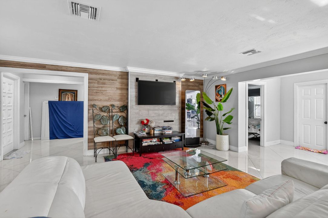 En Venta: $999,900 (5 camas, 3 baños, 2196 Pies cuadrados)