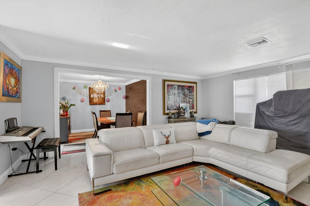 En Venta: $999,900 (5 camas, 3 baños, 2196 Pies cuadrados)