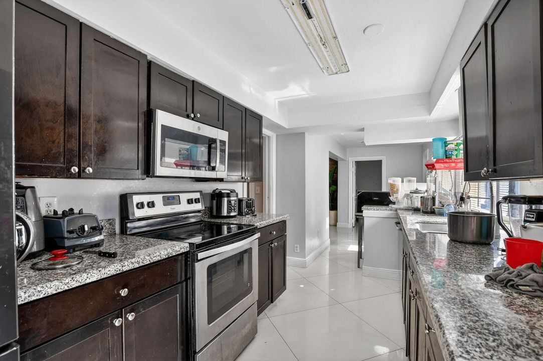 En Venta: $999,900 (5 camas, 3 baños, 2196 Pies cuadrados)