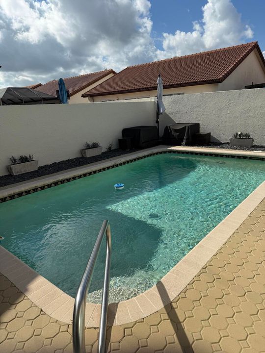 En Renta: $4,650 (3 camas, 2 baños, 1620 Pies cuadrados)