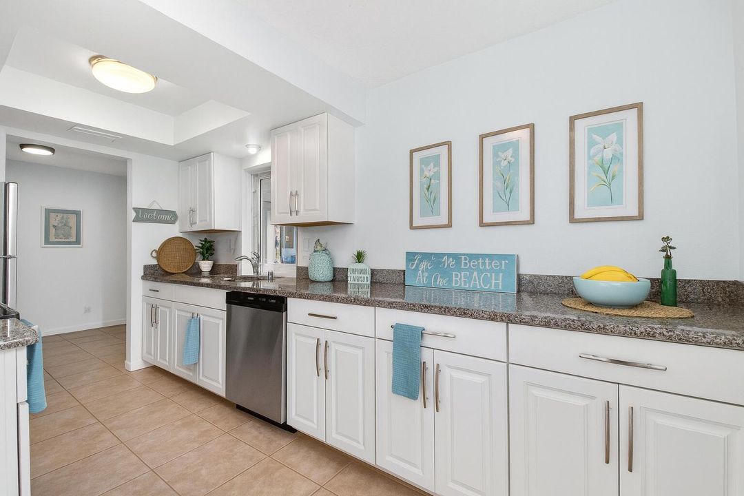 For Sale: $299,000 (2 beds, 2 baths, 1077 Square Feet)