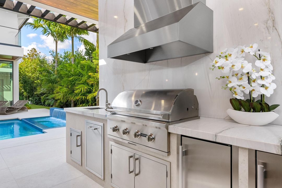 For Sale: $12,495,000 (6 beds, 8 baths, 7202 Square Feet)