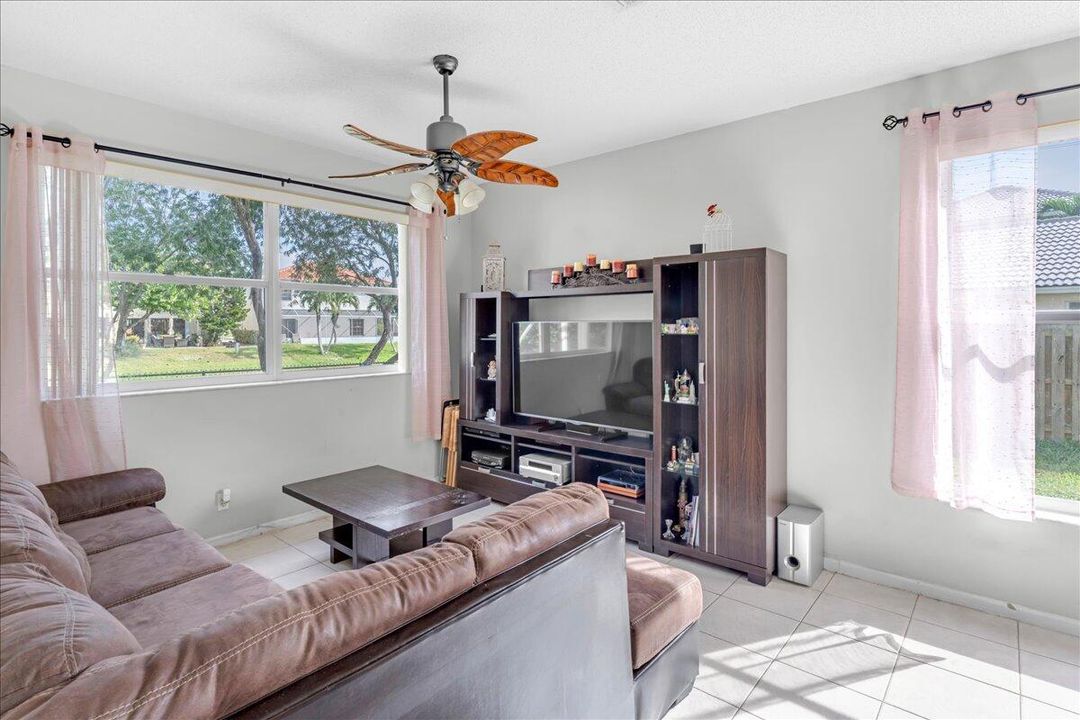 En Venta: $595,000 (3 camas, 2 baños, 1928 Pies cuadrados)