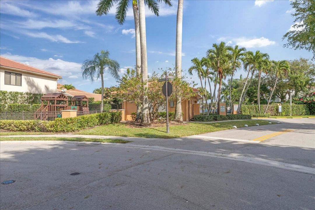 En Venta: $595,000 (3 camas, 2 baños, 1928 Pies cuadrados)