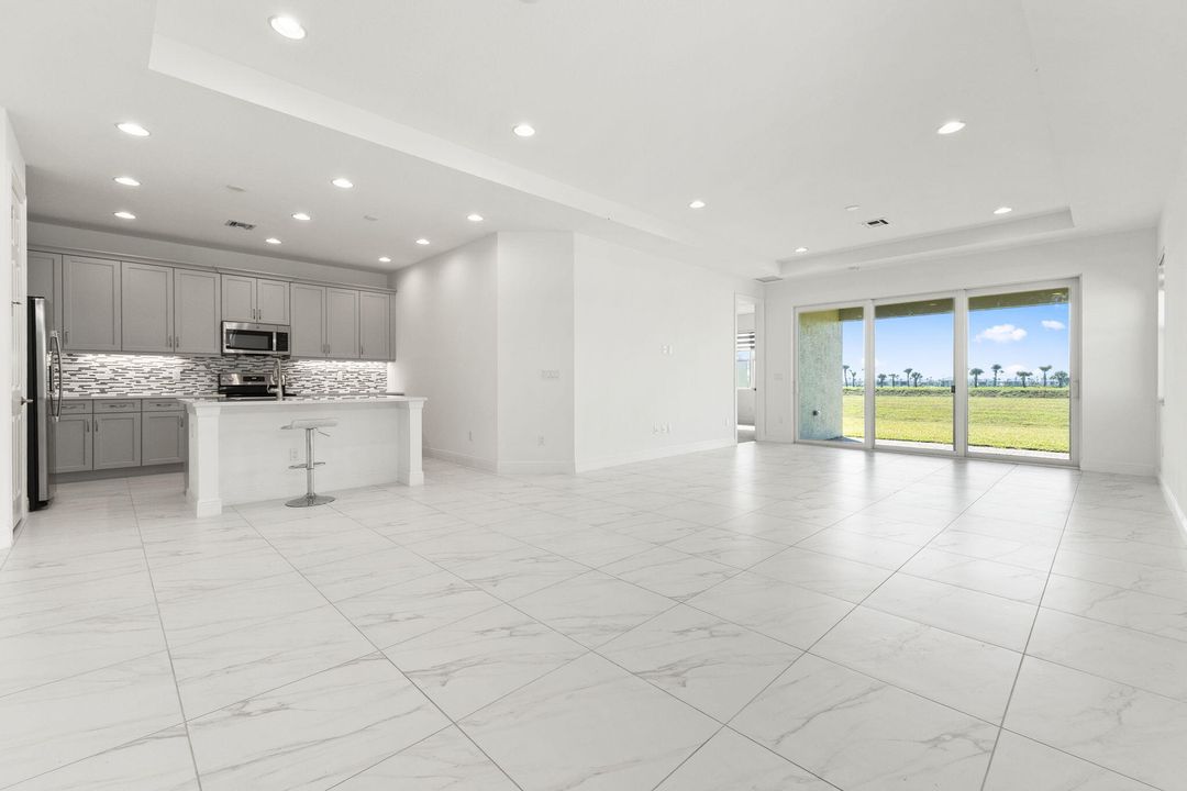 合同活跃: $325,000 (2 贝兹, 2 浴室, 1620 平方英尺)