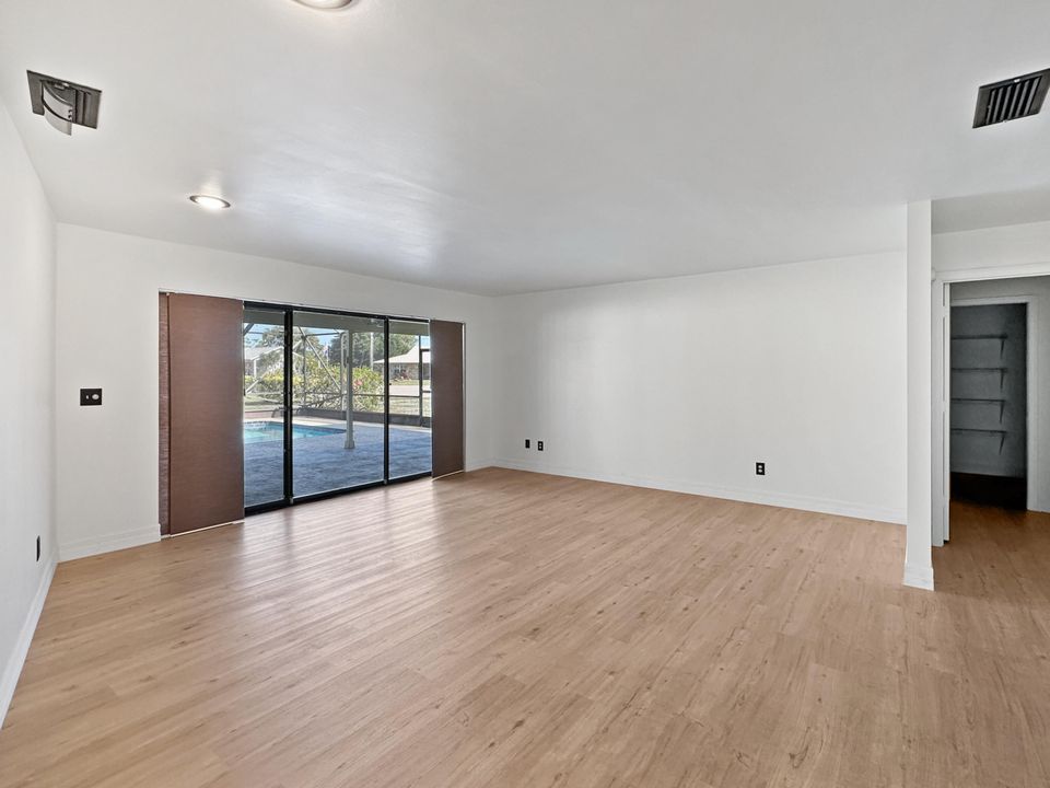 待售: $445,000 (3 贝兹, 2 浴室, 2156 平方英尺)