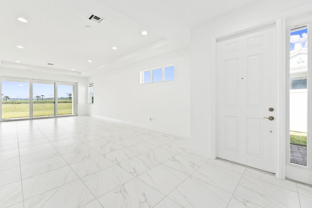 合同活跃: $325,000 (2 贝兹, 2 浴室, 1620 平方英尺)