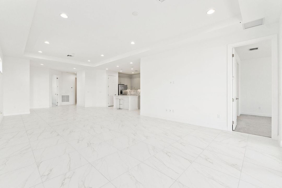 合同活跃: $325,000 (2 贝兹, 2 浴室, 1620 平方英尺)