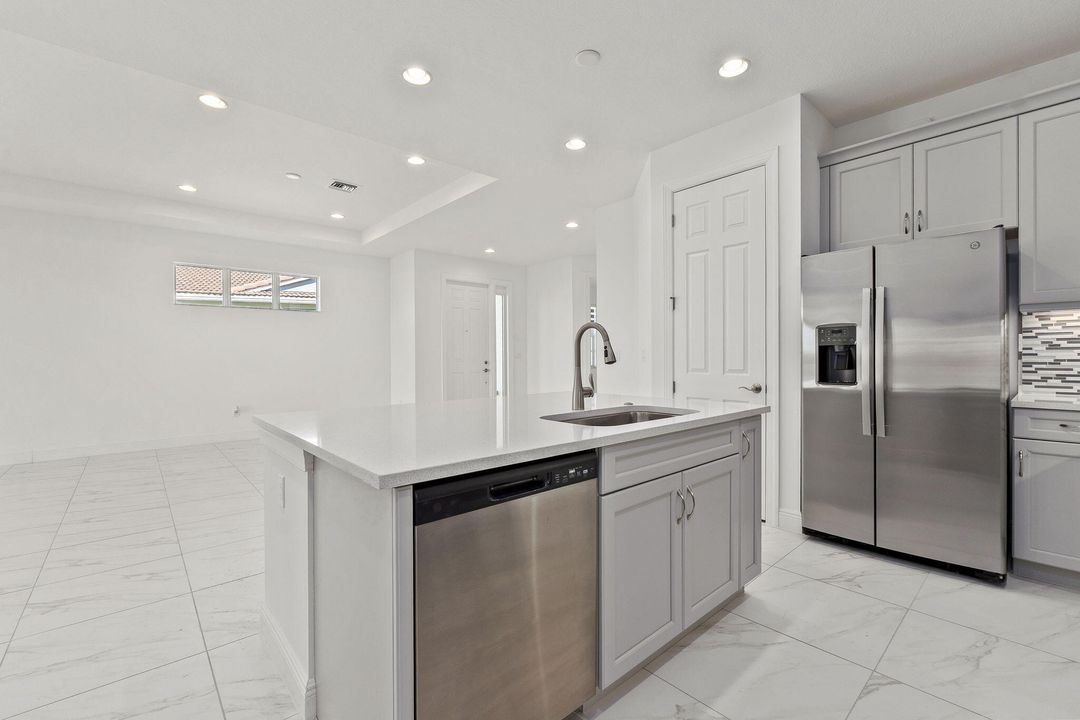 合同活跃: $325,000 (2 贝兹, 2 浴室, 1620 平方英尺)