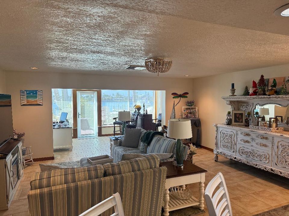 出租: $4,500 (3 贝兹, 2 浴室, 1882 平方英尺)