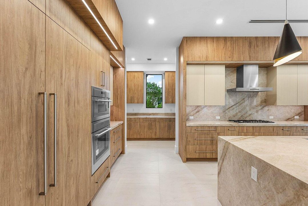 На продажу: $6,150,000 (6 спален, 6 ванн, 5233 Квадратных фут)