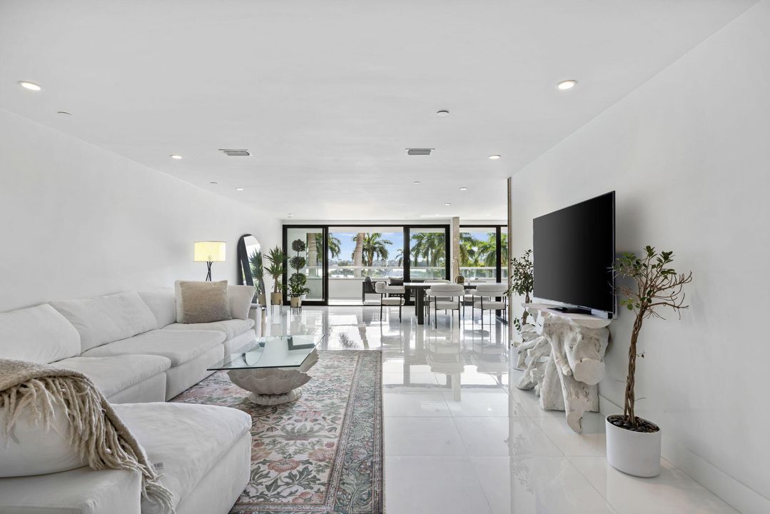 For Sale: $1,900,000 (2 beds, 2 baths, 2560 Square Feet)