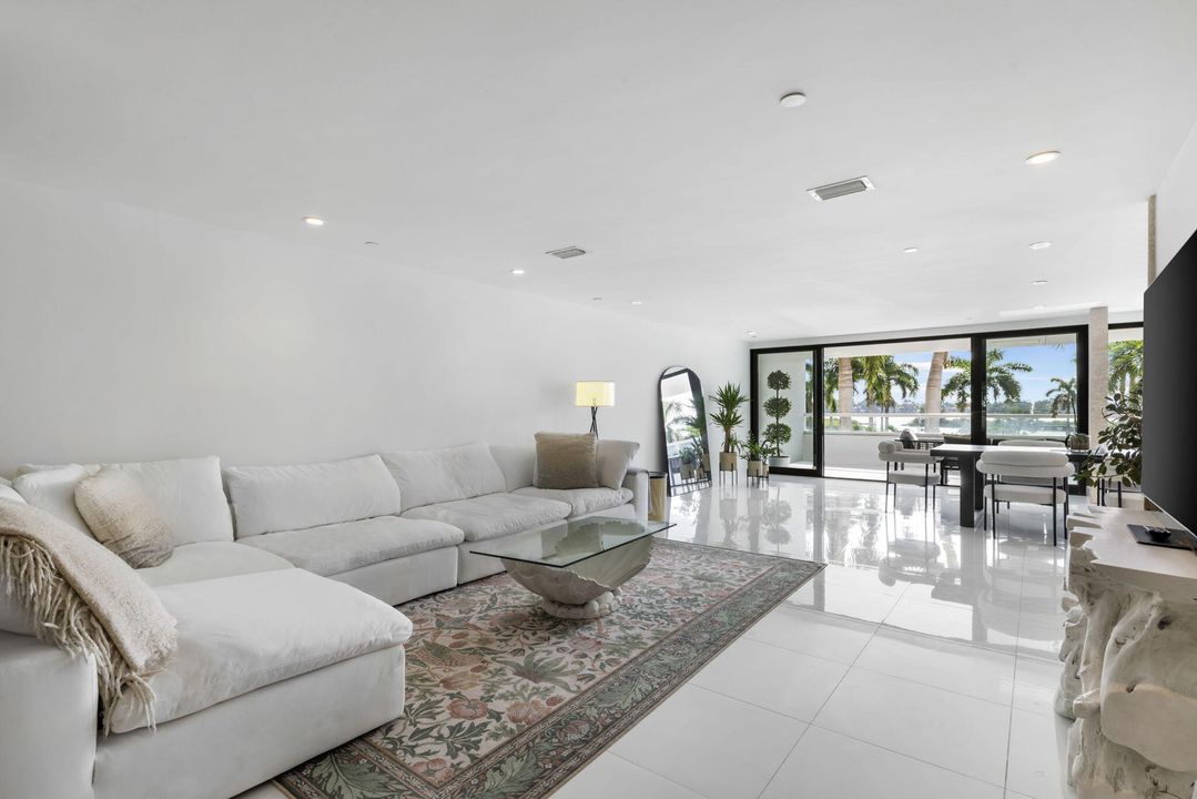 For Sale: $1,900,000 (2 beds, 2 baths, 2560 Square Feet)