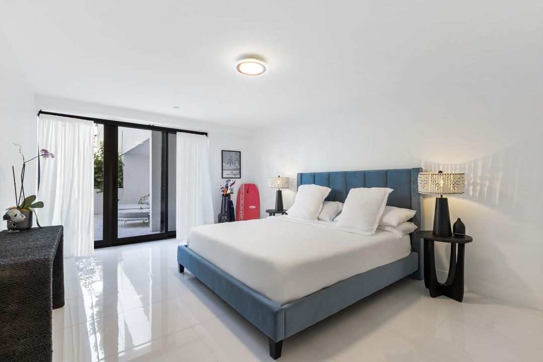 For Sale: $1,900,000 (2 beds, 2 baths, 2560 Square Feet)