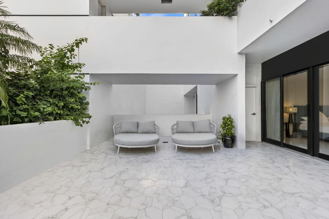 For Sale: $1,900,000 (2 beds, 2 baths, 2560 Square Feet)