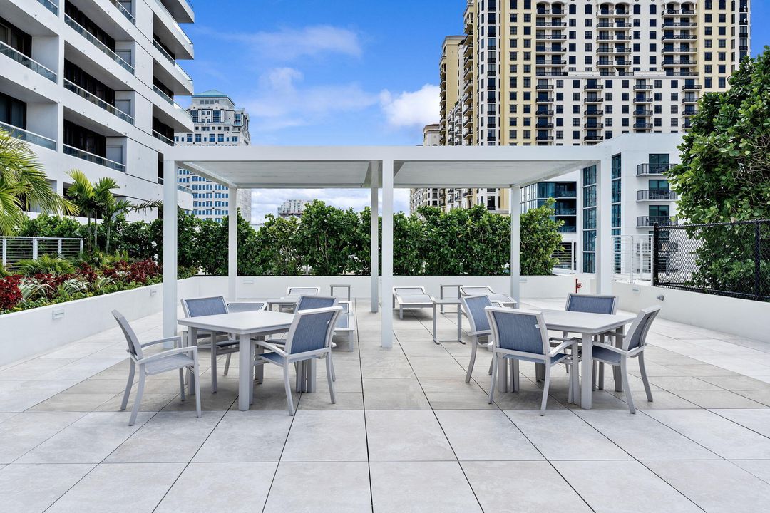 For Sale: $1,900,000 (2 beds, 2 baths, 2560 Square Feet)