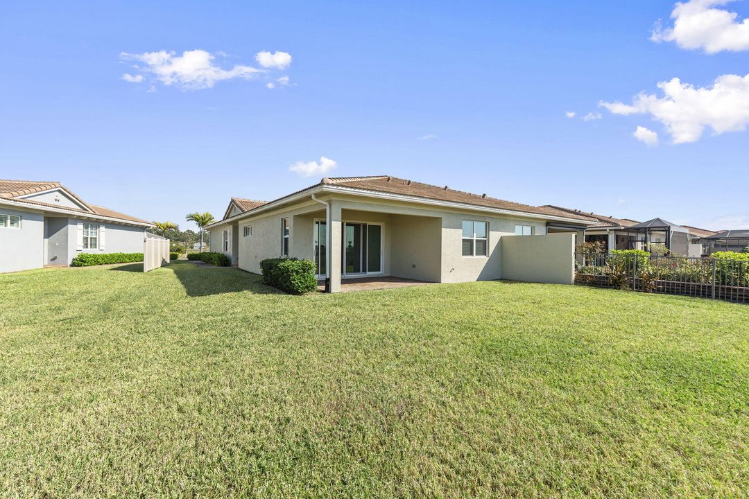 合同活跃: $325,000 (2 贝兹, 2 浴室, 1620 平方英尺)