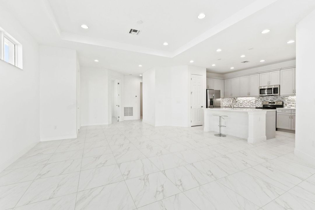 合同活跃: $325,000 (2 贝兹, 2 浴室, 1620 平方英尺)