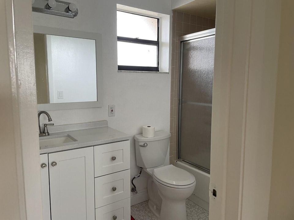 For Rent: $1,750 (1 beds, 1 baths, 900 Square Feet)