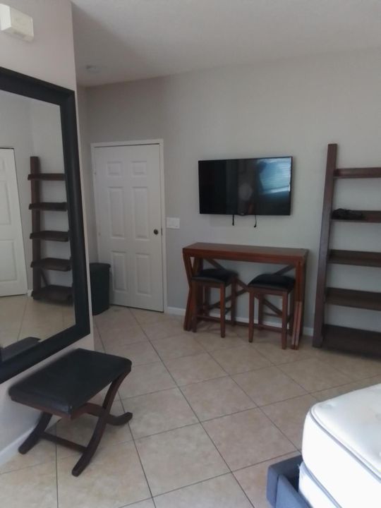 For Rent: $1,200 (1 beds, 1 baths, 400 Square Feet)