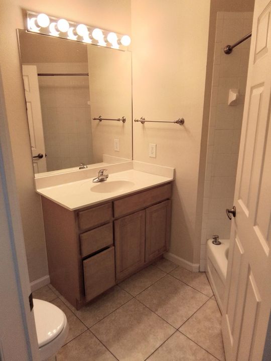 For Rent: $1,200 (1 beds, 1 baths, 400 Square Feet)