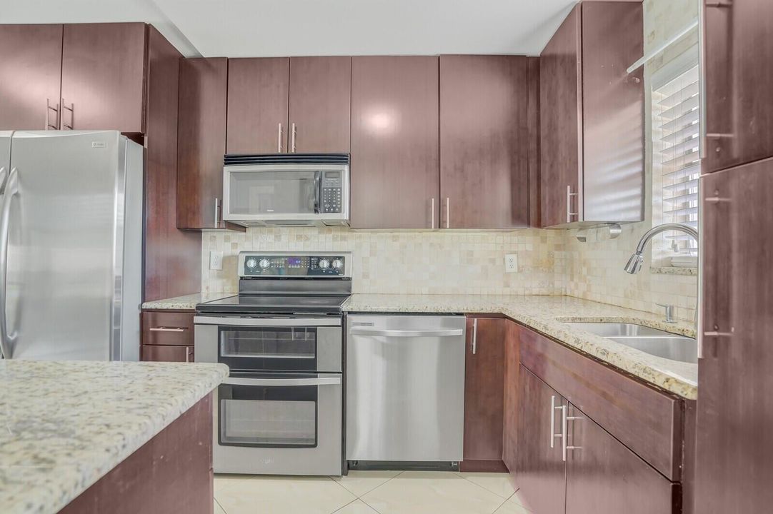 For Rent: $2,200 (2 beds, 2 baths, 756 Square Feet)