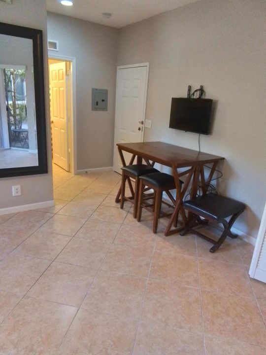 For Rent: $1,200 (1 beds, 1 baths, 400 Square Feet)