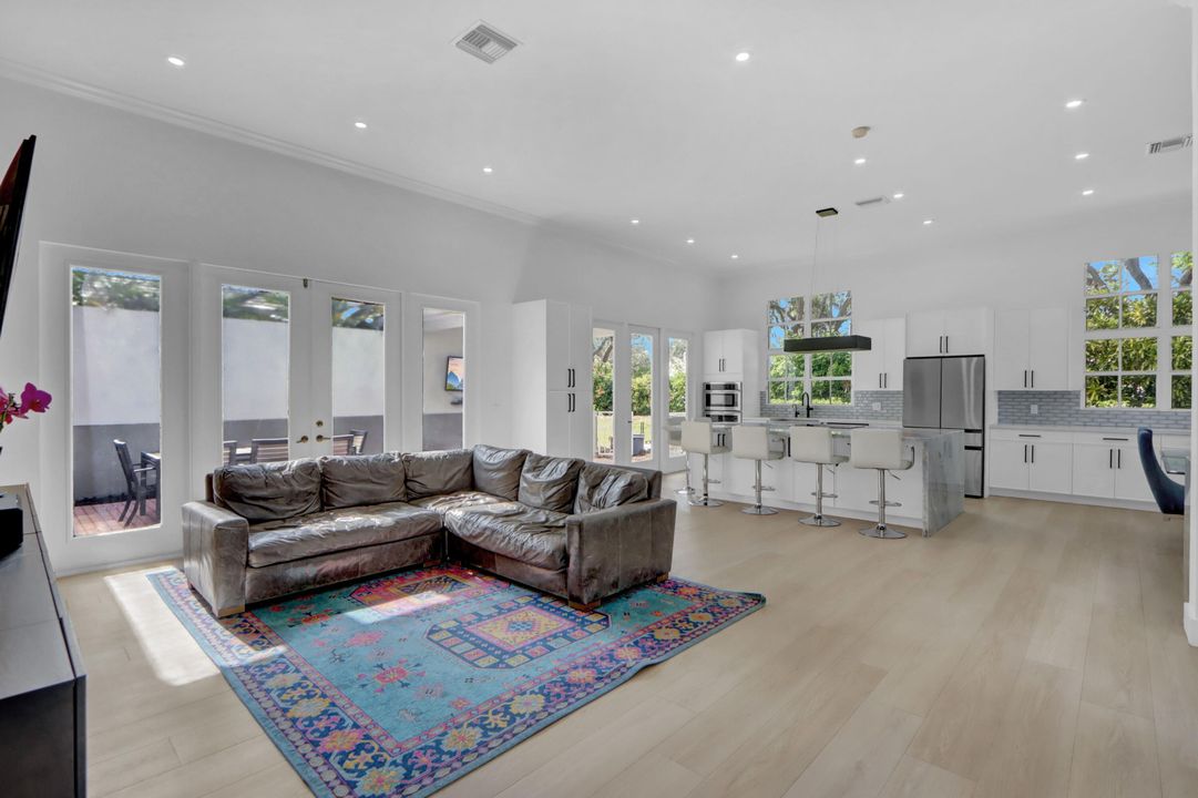 En Venta: $939,000 (3 camas, 2 baños, 1965 Pies cuadrados)