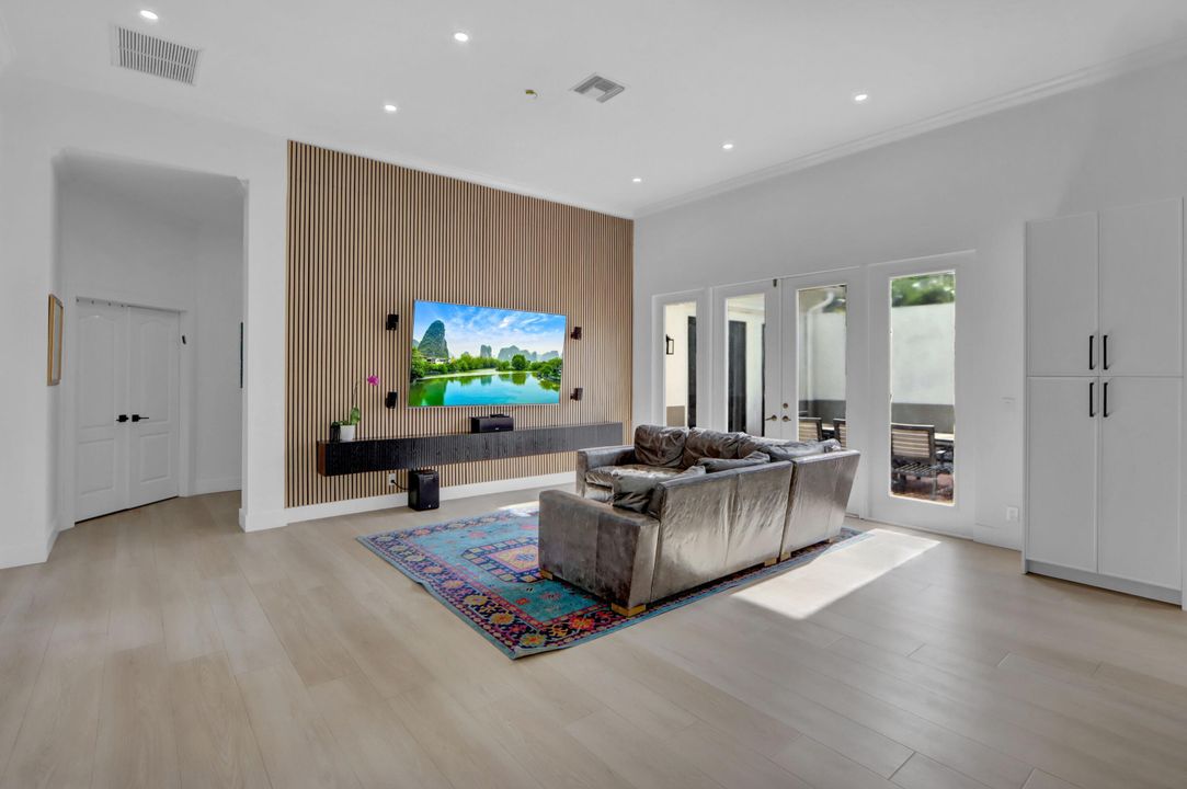 En Venta: $939,000 (3 camas, 2 baños, 1965 Pies cuadrados)